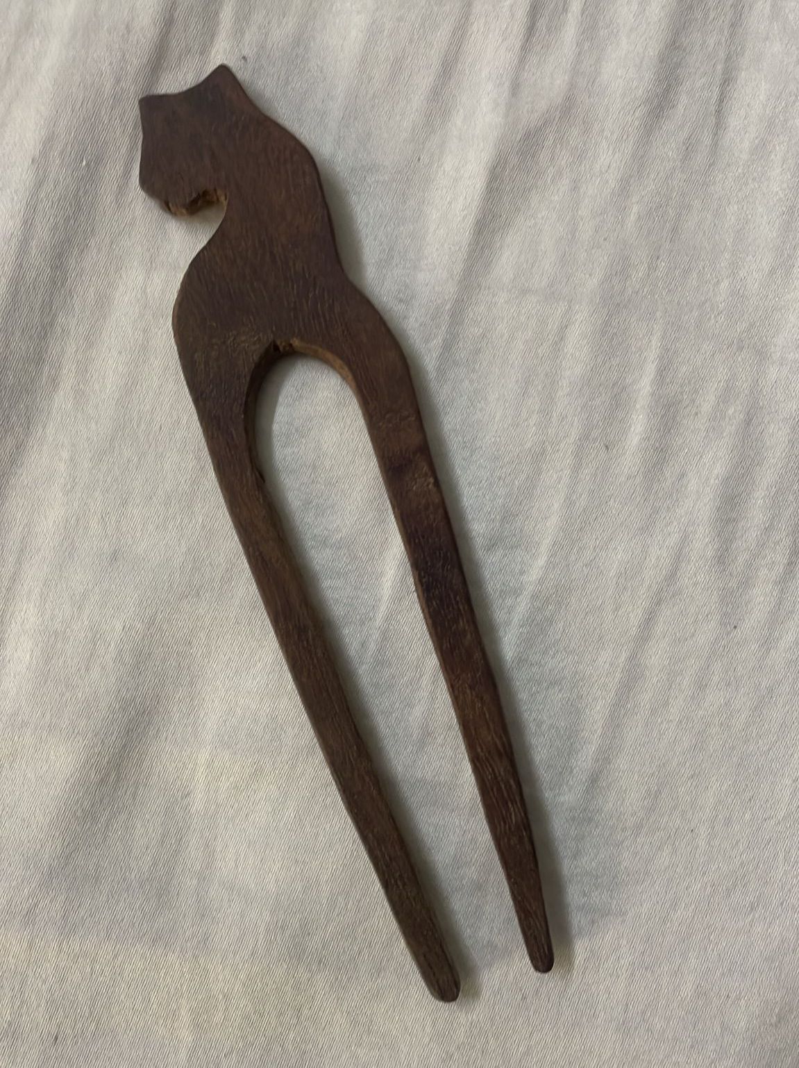 A hair clip with the shape of a cat